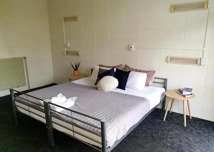 Hostel Base *